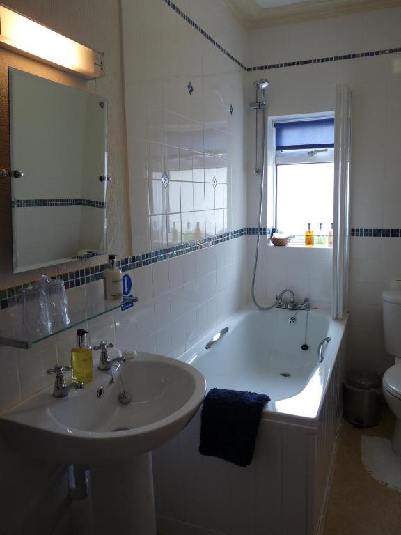 لاندودنو Cornerways Guest House الغرفة الصورة