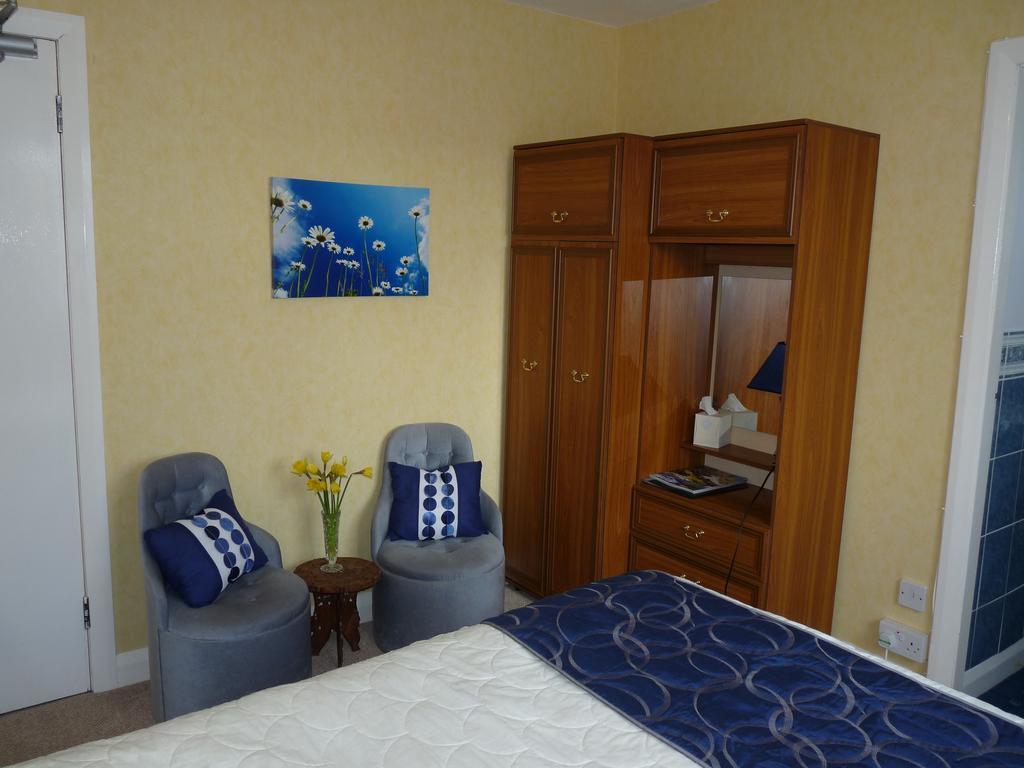 لاندودنو Cornerways Guest House الغرفة الصورة